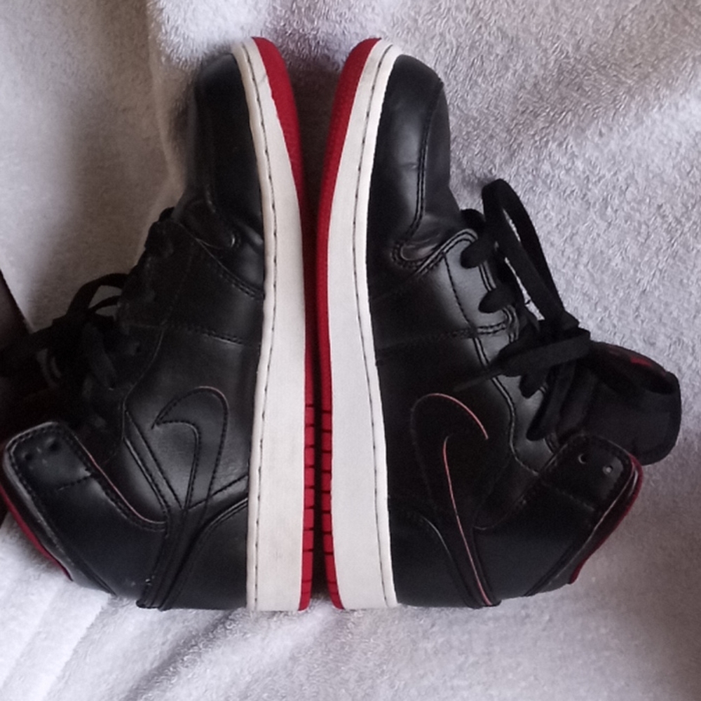Womens black jordan shoes size 5.5 us